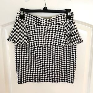 🌟LN🌟 Pristine Condition 🌟Sensational Collections Mini Skirt Blk/Wht Sz Lg